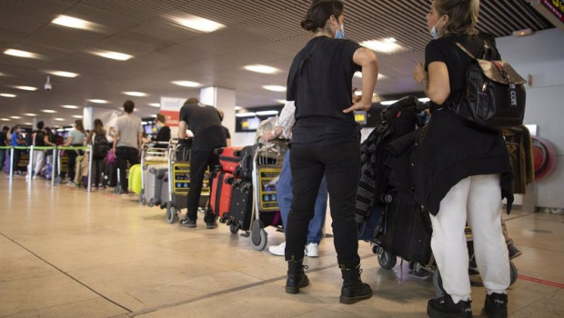 ep archivo   pasajeros con maletas hacen cola para facturar en la terminal t1 del aeropuerto adolfo