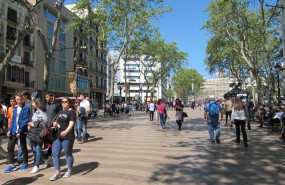 ep archivo   personas paseando por una calle en barcelona