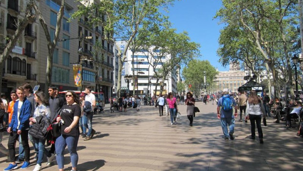 ep archivo   personas paseando por una calle en barcelona