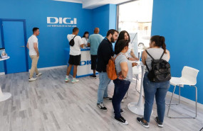 ep archivo   trabajadores y clientes de digi en la inauguracion de la primera tienda de digi a 10 de
