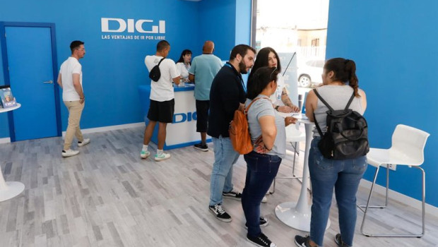 ep archivo   trabajadores y clientes de digi en la inauguracion de la primera tienda de digi a 10 de