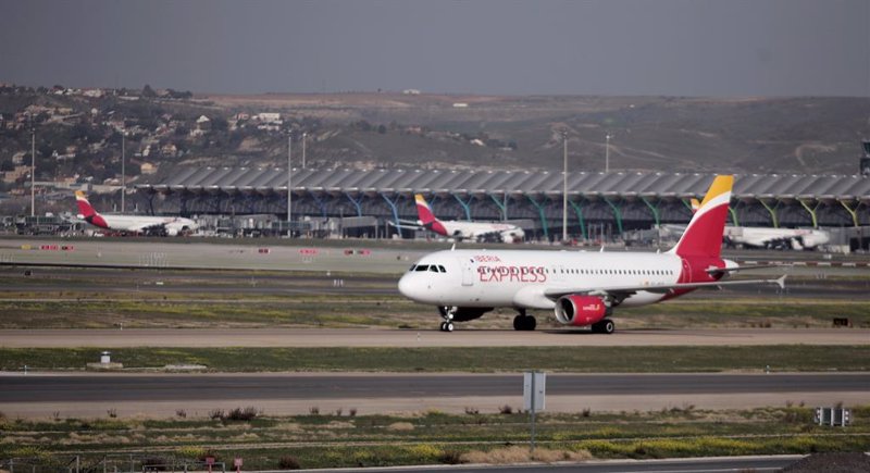 Archivo - Un avión de Iberia en las pistas de un aeropuerto. | Eduardo Parra - Europa Press - Archivo ep archivo un avion de iberia en las pistas de un aeropuerto