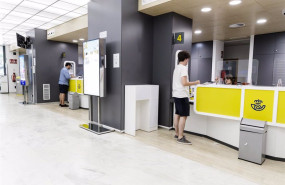 ep archivo   un joven es atendido en la oficina de correos de la calle conde de penalver madrid