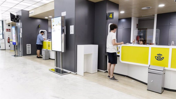 ep archivo   un joven es atendido en la oficina de correos de la calle conde de penalver madrid