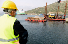 ep archivo   un obrero observa los avances de la obra de ampliacion del muelle principe felipe para