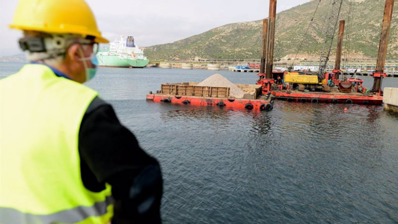 ep archivo   un obrero observa los avances de la obra de ampliacion del muelle principe felipe para
