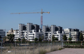 ep archivo   una grua en una zona de construccion de viviendas