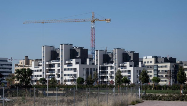 ep archivo   una grua en una zona de construccion de viviendas