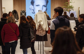 ep archivo   varias personas de compras en la nueva macrotienda de zara en el boulevard austria de
