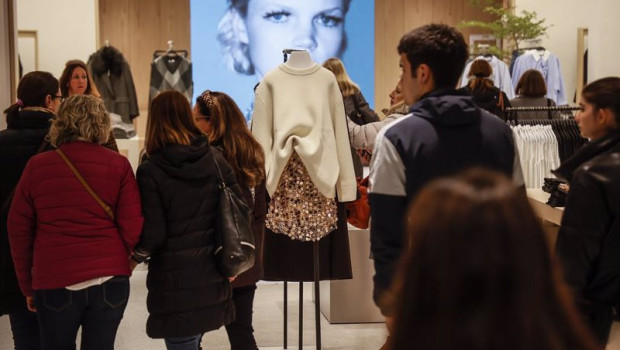 ep archivo varias personas de compras en la nueva macrotienda de zara en el boulevard austria de ep archivo varias personas de compras en la nueva macrotienda de zara en el boulevard austria de