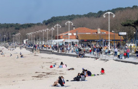 ep archivo   varias personas en la playa de samil en vigo galicia espana a 28 de febrero de 2021