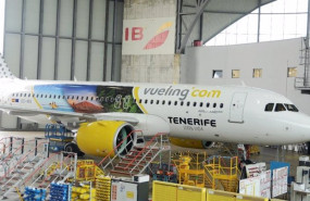 ep avion de vueling con la imagen de tenerife