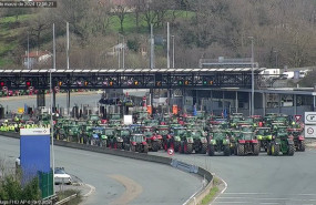 ep baserritarras de gipuzkoa navarra e iparralde bloquean la frontera de irun con sus tractores