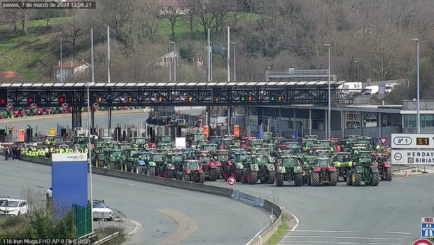 ep baserritarras de gipuzkoa navarra e iparralde bloquean la frontera de irun con sus tractores