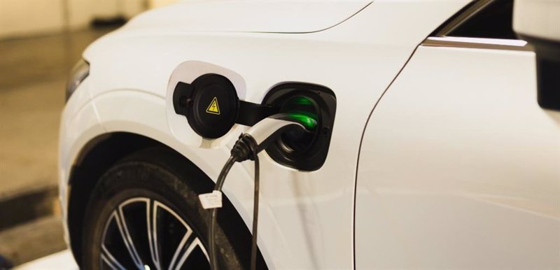 Coche eléctrico enchufado a un cargador | SUMAUTO ep coche electrico enchufado a un cargador