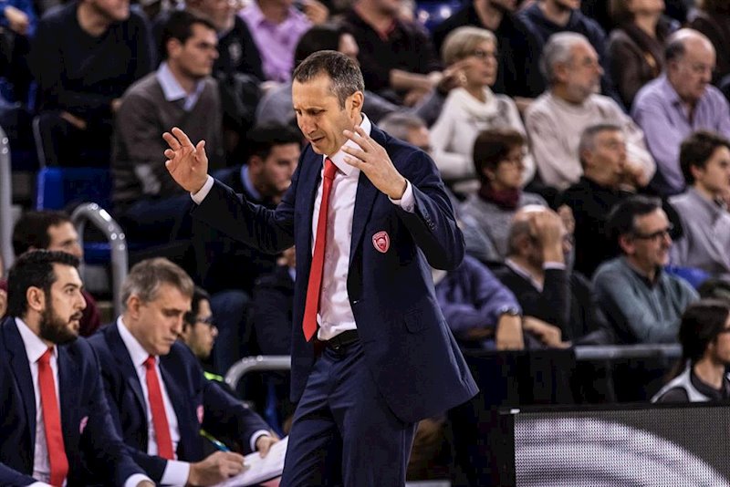 ep david blatt en un partido como entrenador del olympiacos