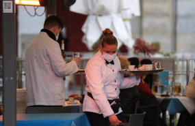 ep dos camareros trabajan en la terraza de un bar en el centro de madrid espana