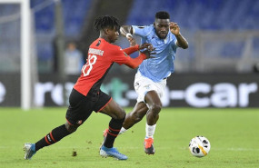 ep eduardo camavinga pelea por una pelota con bastos en el lazio-rennes de la liga europa 2019-2020