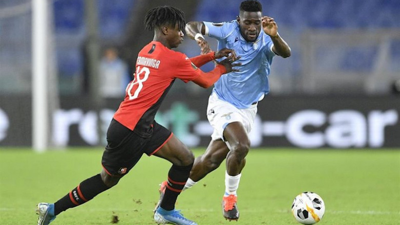 ep eduardo camavinga pelea por una pelota con bastos en el lazio-rennes de la liga europa 2019-2020 ep eduardo camavinga pelea por una pelota con bastos en el lazio-rennes de la liga europa 2019-2020