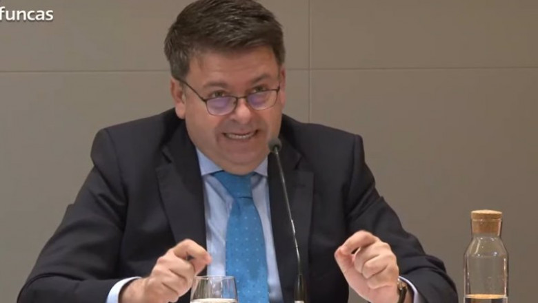 El director de Estudios Financieros de Funcas, Santiago Carbó, en la presentación del la Encuesta Funcas sobre usos de servicios bancarios, acceso a los servicios bancarios digitales y educación financiera y digital. | FUNCAS ep el director de estudios financieros de funcas santiago carbo en la presentacion del la encuesta