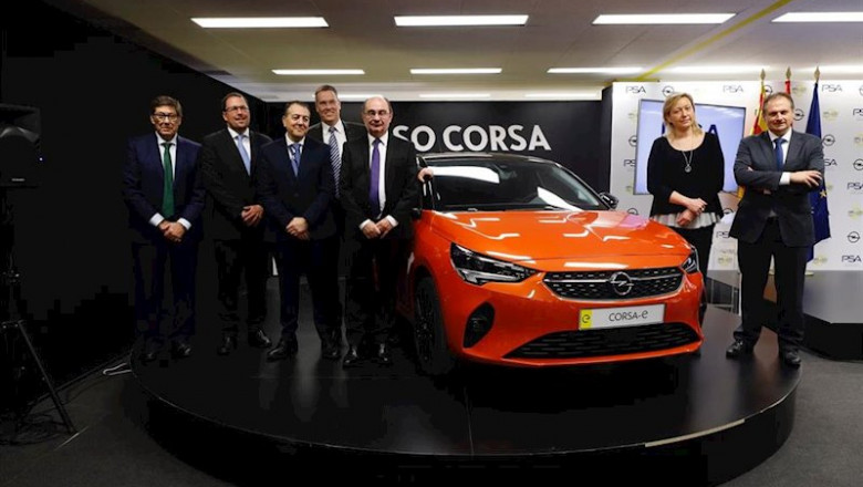 El director general Industrial de Groupe PSA Iberia y director de la planta de Zaragoza, Jose Antonio Muñoz Codina prueba el nuevo Opel Corsa-e en su factoría, en Zaragoza (España), a 21 de febrero de 2020. | Fabián Simón - Europa Press ep el director general industrial de groupe psa iberia y director de la planta de zaragoza jose