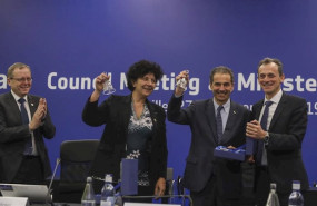 ep el ministro de ciencia pedro duque 1d entrega un presente a copresidentes de space19 frederique