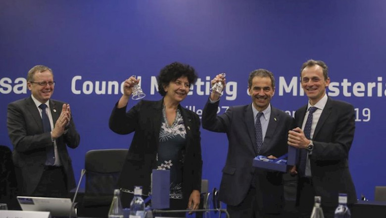 ep el ministro de ciencia pedro duque 1d entrega un presente a copresidentes de space19 frederique ep el ministro de ciencia pedro duque 1d entrega un presente a copresidentes de space19 frederique