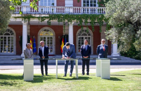 ep el presidente del gobierno pedro sanchez c firma el acuerdo del ejecutivo nacional con los