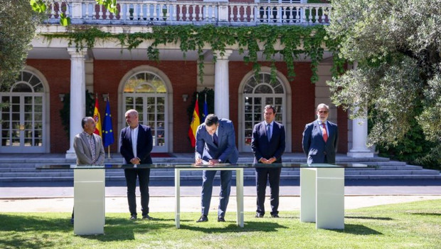 ep el presidente del gobierno pedro sanchez c firma el acuerdo del ejecutivo nacional con los