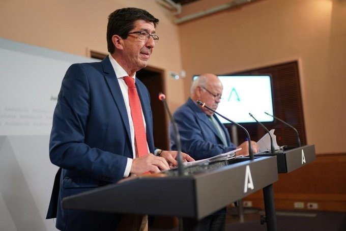 ep el vicepresidente de la junta juan marin y el consejeor de salud y familias jesus aguirre en