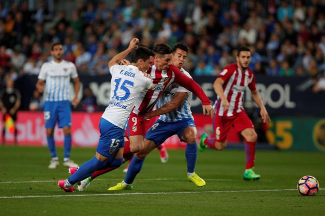 Fernando Torres en una acción del Málaga-Atlético 2017 | EUROPA PRESS ep fernando torresuna accionmalaga-atletico 2017