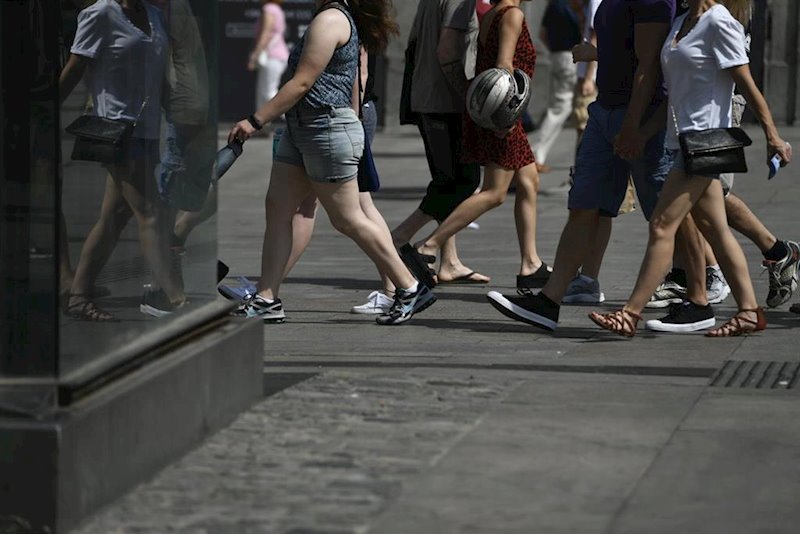 ep gente andando por la calle persona personas