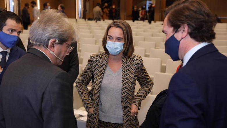 ep i d el comisario europeo de economia paolo gentiloni la portavoz parlamentaria cuca gamarra y el ep i d el comisario europeo de economia paolo gentiloni la portavoz parlamentaria cuca gamarra y el