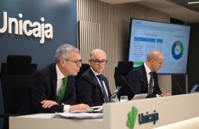 ep i d el director general de finanzas pablo gonzalez y el ceo de unicaja isidro rubiales presentan