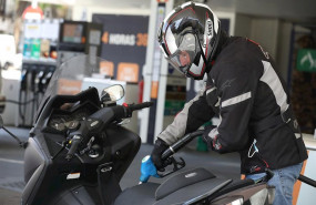 ep imagen de un motorista repostando