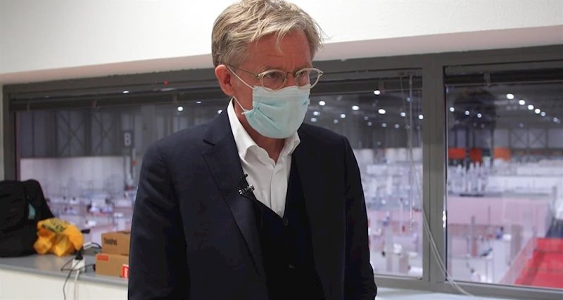 Jefe de Expertos COVID-19 de la Organización Mundial de la Salud (OMS), Bruce Aylward, durante una visita al hospital provisional de Ifema. | COMUNIDAD DE MADRID ep jefe de expertos covid-19 de la organizacion mundial de la salud oms bruce aylward durante una