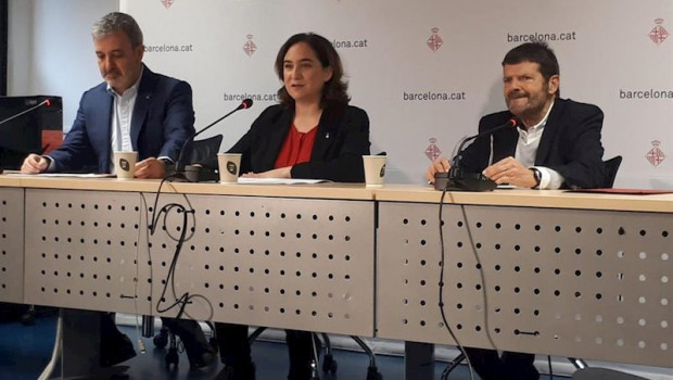 ep la alcaldesa de barcelona ada colau el primer teniente de alcalde de barcelona jaume collboni y