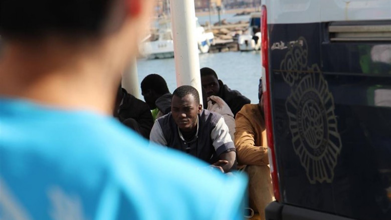 La embarcación de Salvamento Marítimo Alcor recoge a 50 inmigrantes subsaharianos que habían llegado de madrugada a las Islas Chafarinas, en un patera compuesta por 3 menores, 10 mujeres y 37 hombres . | Cristian Calvo - Europa Press ep la embarcacionsalvamento maritimo alcor recoge50 inmigrantes subsaharianoshabian llegadomadrugadalas islas chafarinas enpatera compuesta3 menores 10 mujeres37 hombres