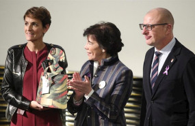 ep la ministra de educacion y formacion profesional en funciones isabel celaa c entrega un premio de