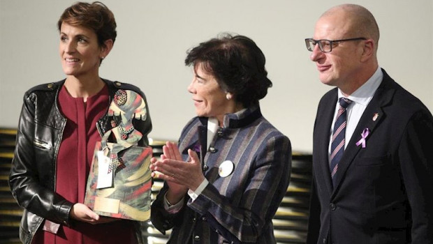 ep la ministra de educacion y formacion profesional en funciones isabel celaa c entrega un premio de