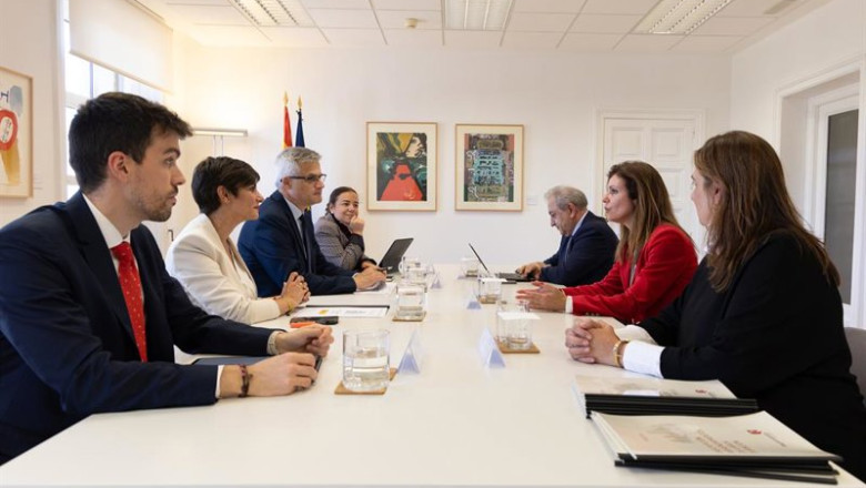 ep la ministra de vivienda y agenda urbana isabel rodriguez la segunda en la izquierda y la decana