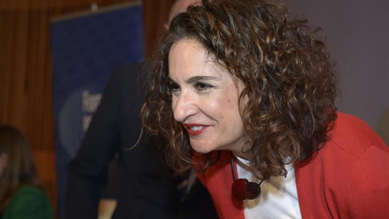 La ministra de Hacienda en funciones, María Jesús Montero, en la presentación del Anuario 2019 en la sede de Afundación Obra Social ABANCA. | M. Dylan - Europa Press ep la ministrahaciendafunciones maria jesus montero enpresentacionanuario 2019la sedeafundacion obra social abanca