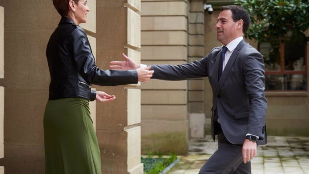 ep la presidenta de navarra maria chivite recibe al lehendakari imanol pradales a su llegada a la