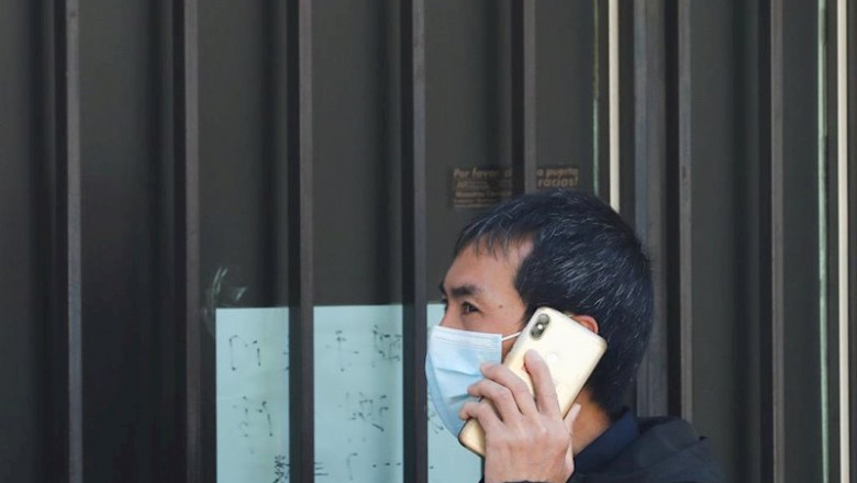 Un hombre de origen asiático pasea con mascarilla por una tienda asiática cerrada como consecuencia del coronavirus, en el barrio de Usera/Madrid (España), a 11 de marzo de 2020. | Marta Fernández Jara - Europa Press ep madrid espana a 11 de marzo de 2020