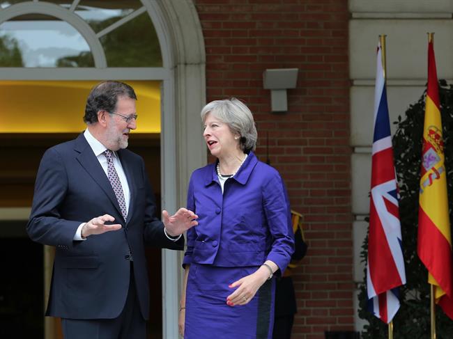 Mariano Rajoy recibe a Theresa May en la Moncloa | EUROPA PRESS ep mariano rajoy recibetheresa mayla moncloa