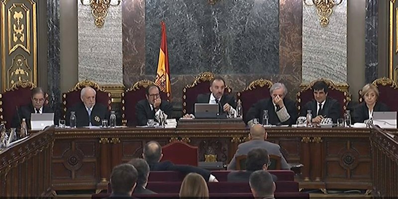 ep mesa del tribunal durante la declaracion como testigo del sargento de los mossos desquadra el