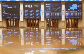 ep paneles del ibex 35 en el palacio de la bolsa en madrid espana