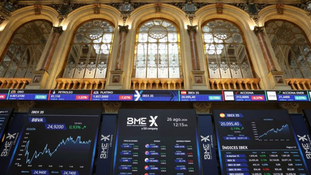 ep pantalla con datos del ibex en el palacio de la bolsa de madrid a 26 de agosto de 2026 en madrid