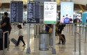 ep pasajeros cerca de paneles informativos en la terminal t4 del aeropuerto adolfo suarez
