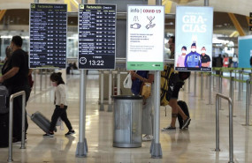 ep pasajeros cerca de paneles informativos en la terminal t4 del aeropuerto adolfo suarez